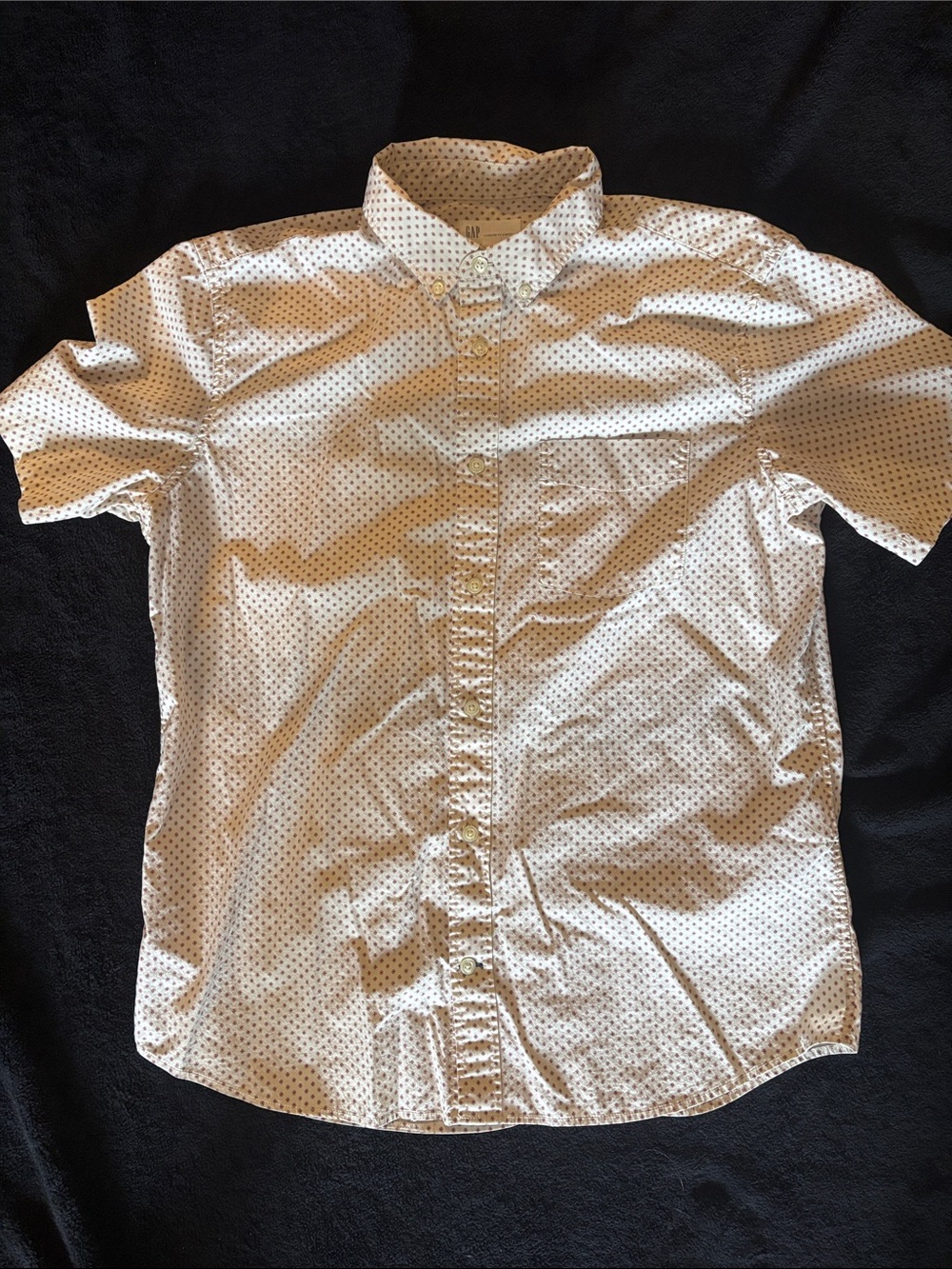 Gap Short Sleeve Poplin Shirt Beige with Maroon Stars size M